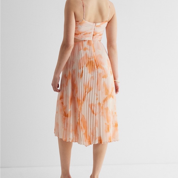 Express pleated cutout midi dress - Picture 2 of 3